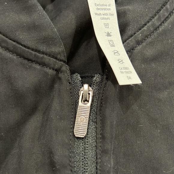 Lululemon Sendal Jacket size 8 New & black leggings, worn once Size 8 - Picture 2 of 13
